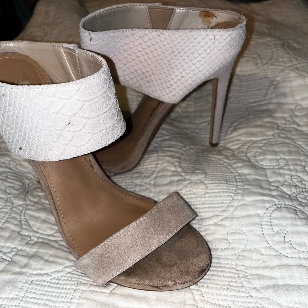 Steve Madden size 9M Midnight Snakeskin pattern strap heels/sandals